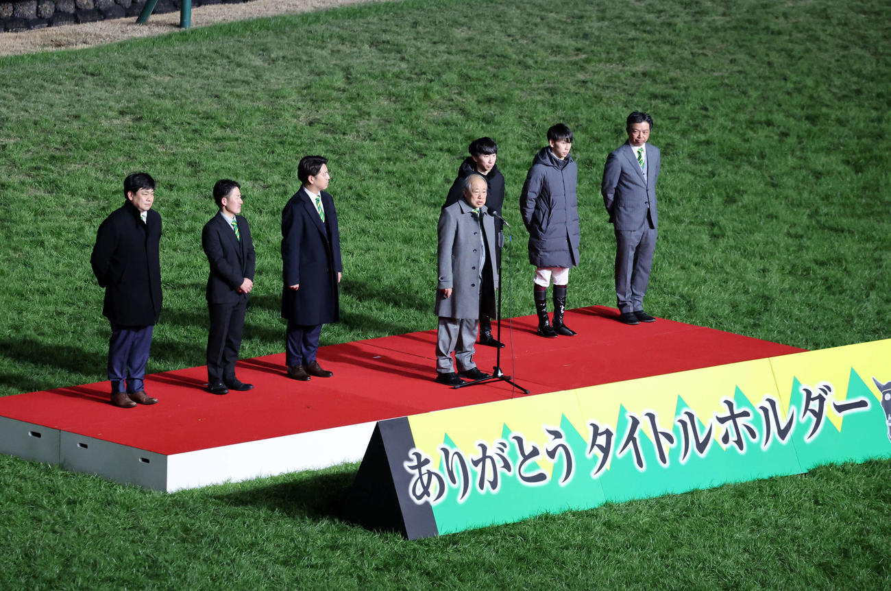 引退式でファンにあいさつする山田弘オーナー（撮影・鈴木正人）