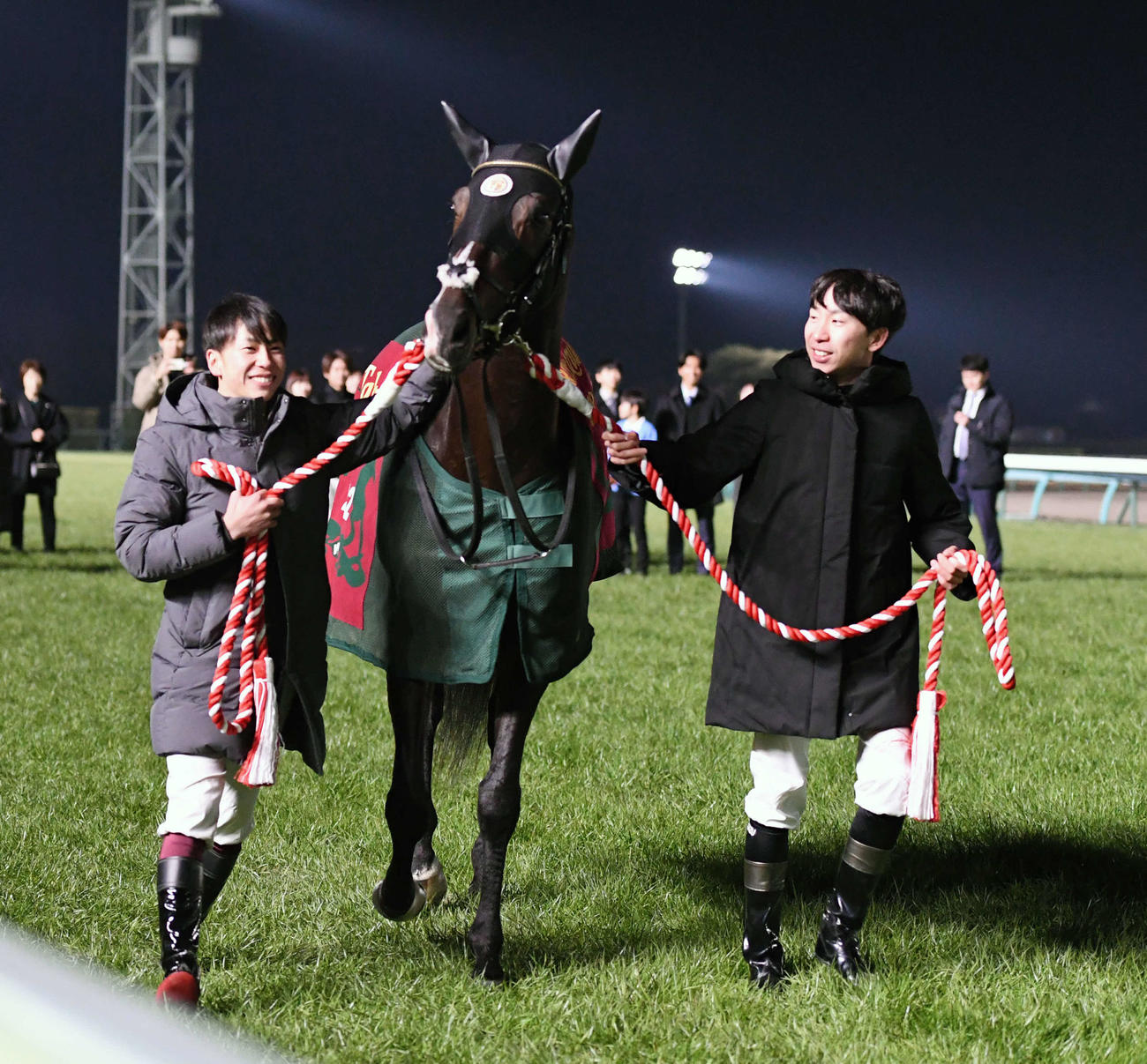 引退式で横山武騎手（左）と横山和騎手がタイトルホルダーの手綱を引く（撮影・柴田隆二）