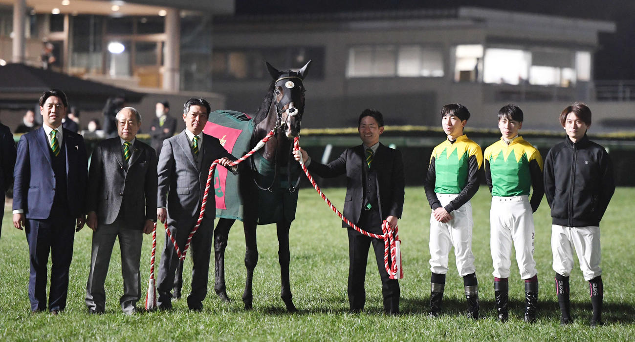 タイトルホルダー引退式で口取りする栗田徹調教師、山田弘オーナー、横山和生騎手、横山武史騎手ら