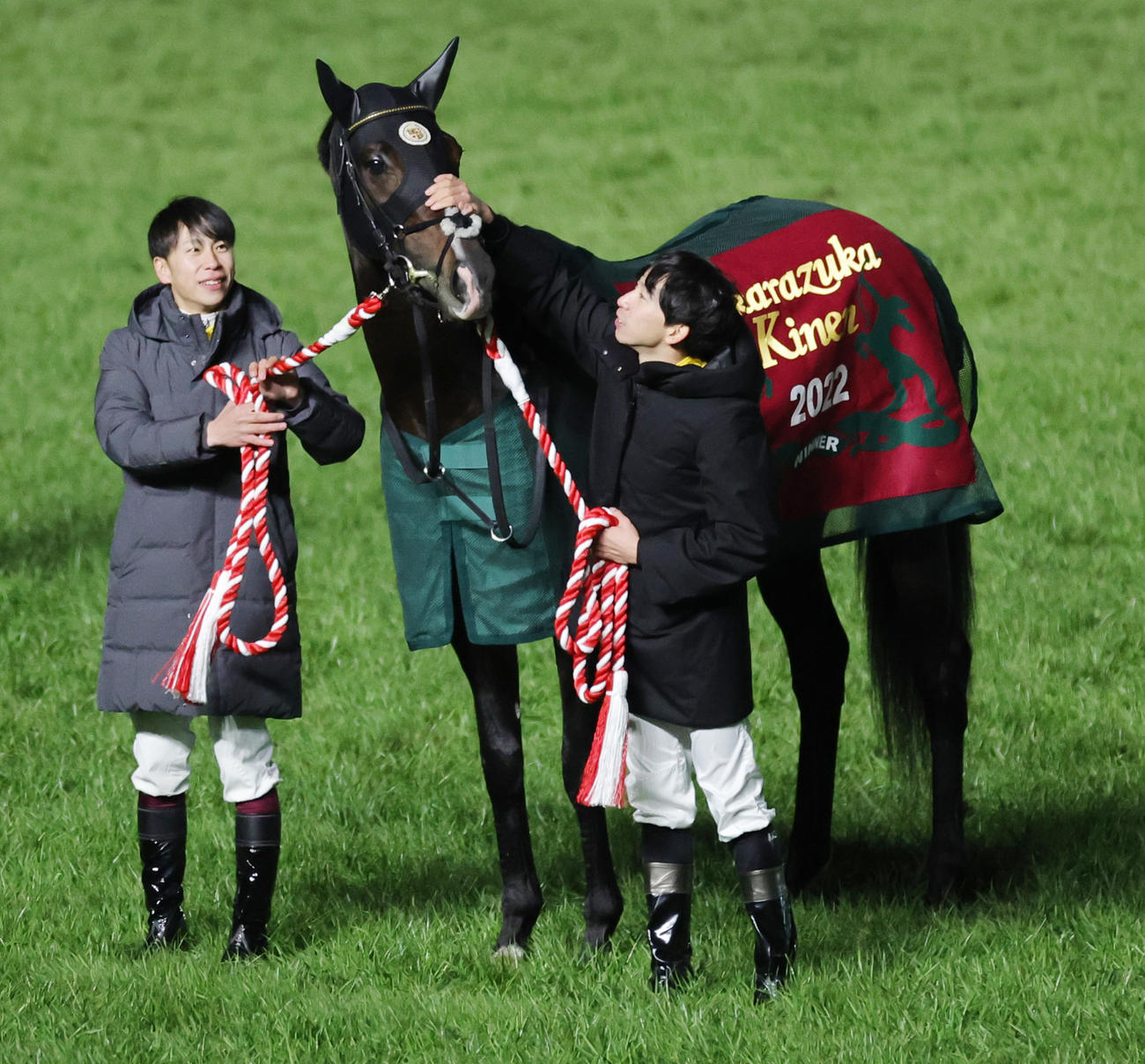 引退式で横山武史騎手（左）、横山和生騎手に引かれるタイトルホルダー（撮影・野上伸悟）