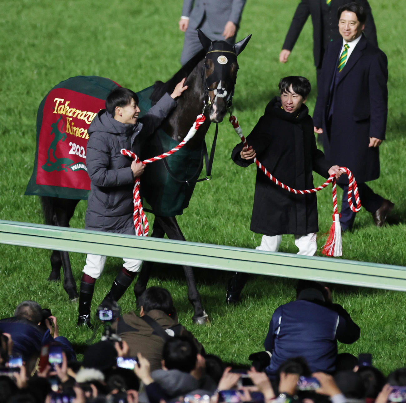 引退式で横山武史騎手（左）、横山和生騎手に引かれるタイトルホルダー（撮影・野上伸悟）