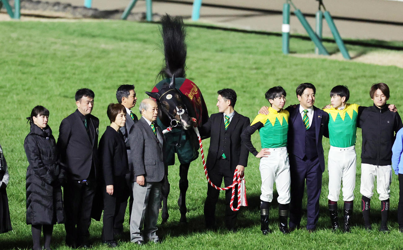 引退式の記念撮影で尻尾を振り上げるタイトルホルダー（撮影・野上伸悟）
