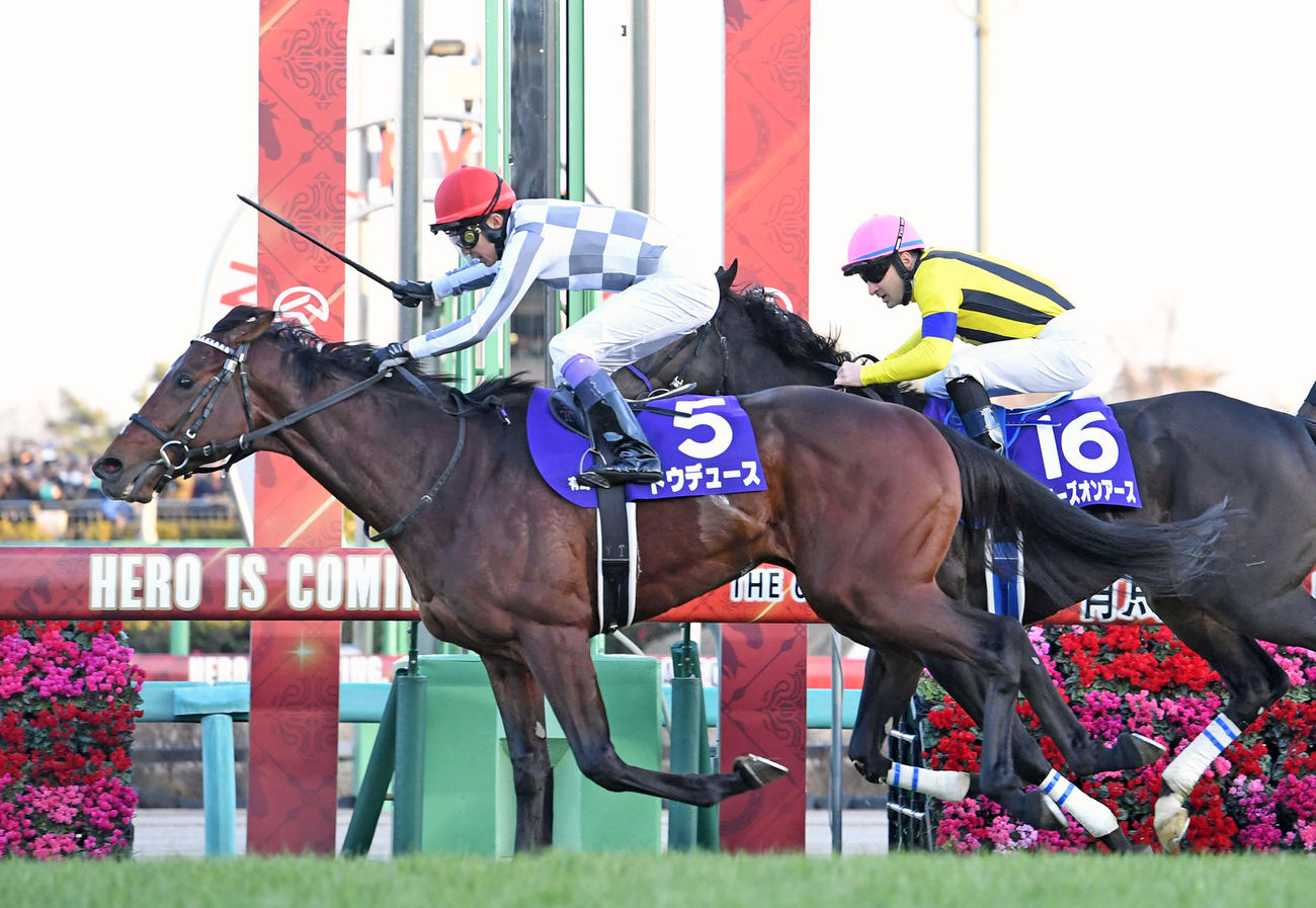 有馬記念を制したドウデュース（左）（撮影・柴田隆二）