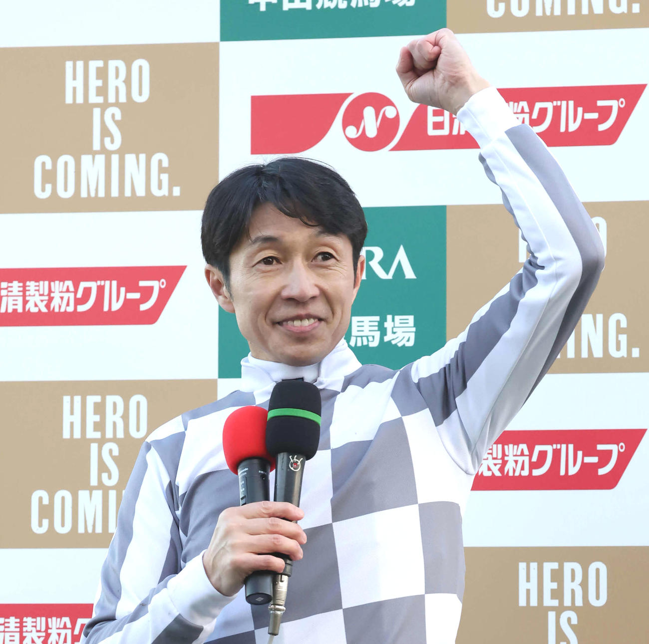 ファンのユタカコールにガッツポーズで応える武豊騎手（撮影・丹羽敏通）