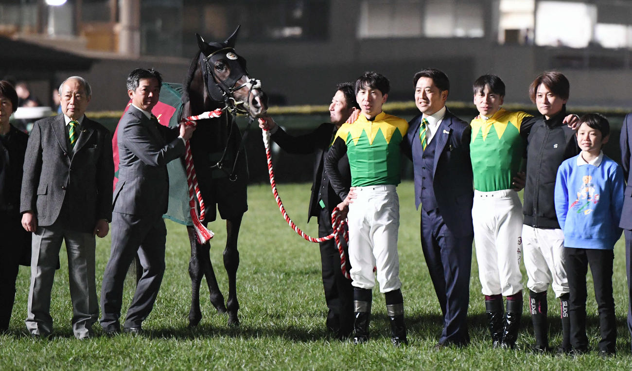 タイトルホルダー引退式　左から山田弘オーナー、2人おいて横山和騎手、栗田師、横山武騎手、原田騎手
