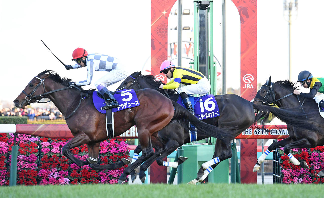 有馬記念を制したドウデュースと武豊騎手（左）（撮影・柴田隆二）