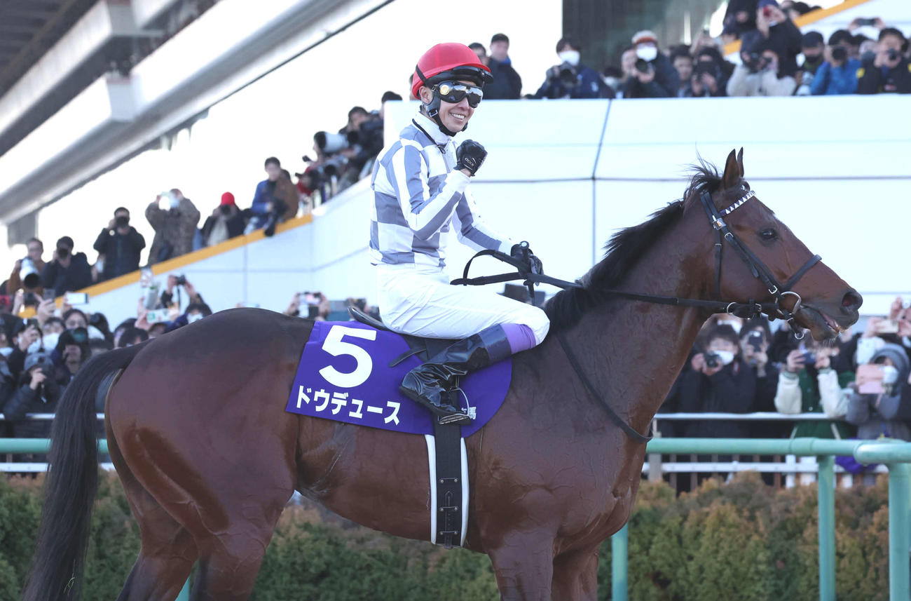 ドウデュースで有馬記念を制してガッツポーズを決める武豊騎手（撮影・丹羽敏通）