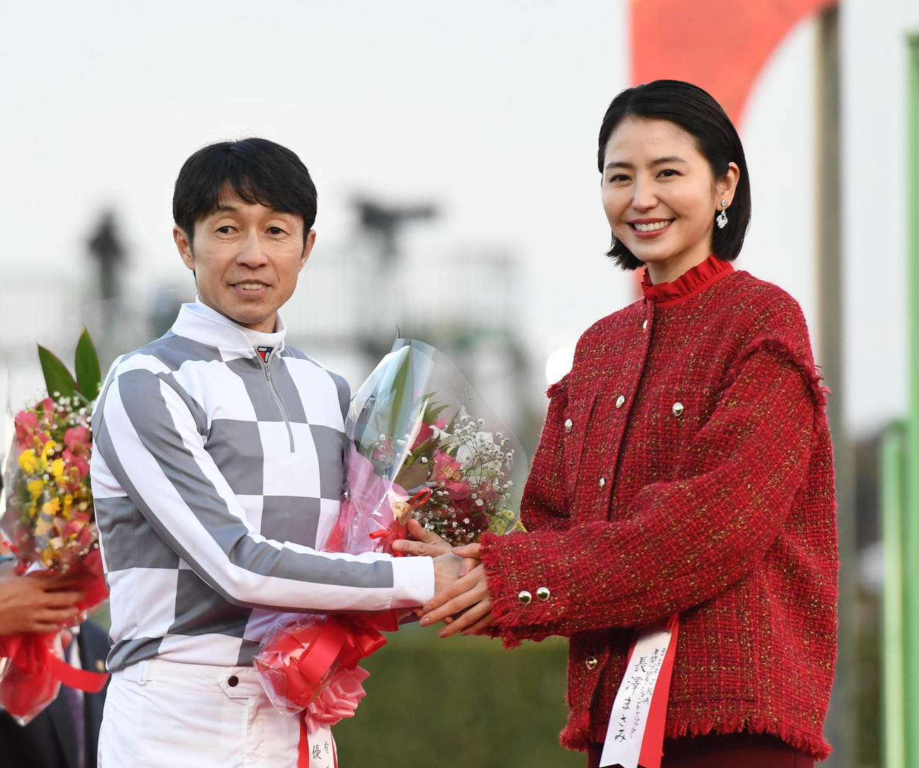 有馬記念を制したドウデュースの武豊騎手はプレゼンターの長澤まさみと握手する（撮影・柴田隆二）