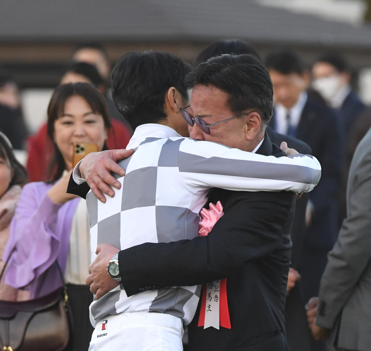 有馬記念を制したドウデュースの松島正昭オーナー（右）は武豊騎手と抱き合う（撮影・柴田隆二）