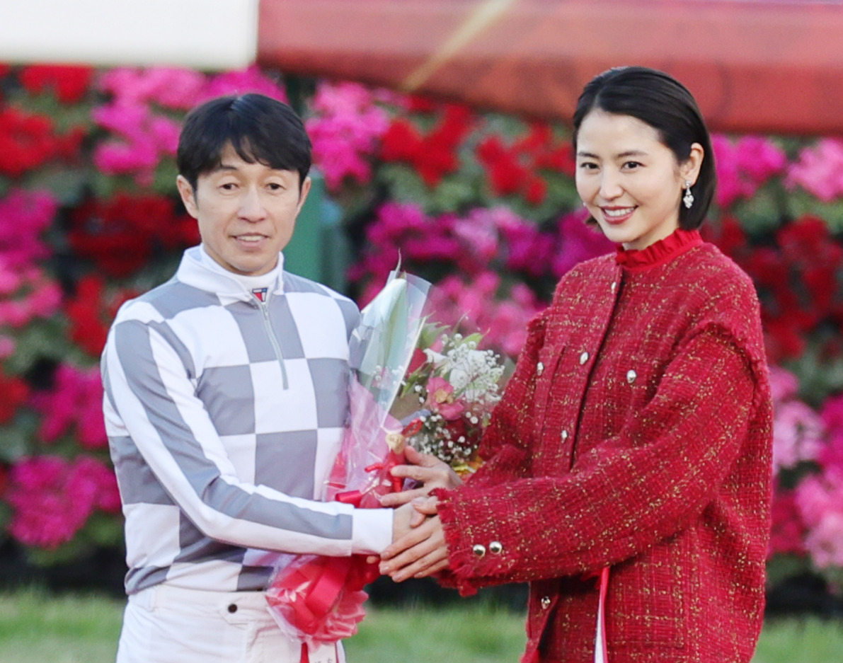有馬記念をドウデュースで制した武豊（左）は表彰式でプレゼンターの長澤まさみ（右）と笑顔（撮影・野上伸悟）