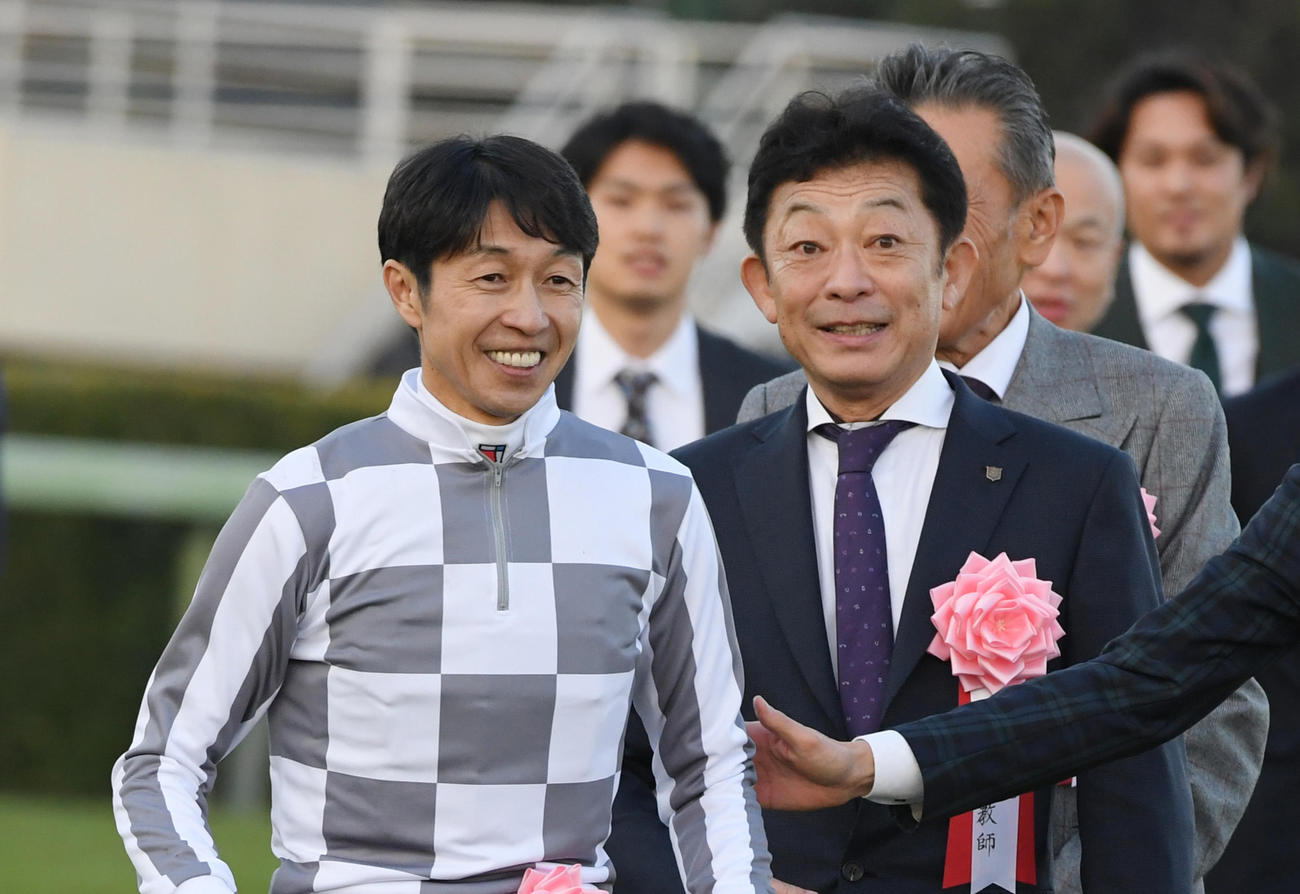 有馬記念を制したドウデュースの武豊騎手（左）は友道康夫調教師と喜び合う（撮影・柴田隆二）