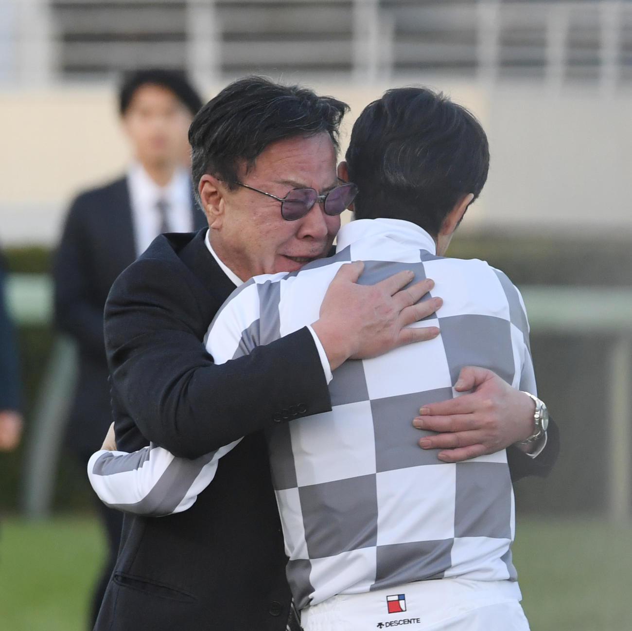 有馬記念を制したドウデュースの松島正昭オーナー（左）は武豊騎手と抱き合う（撮影・柴田隆二）