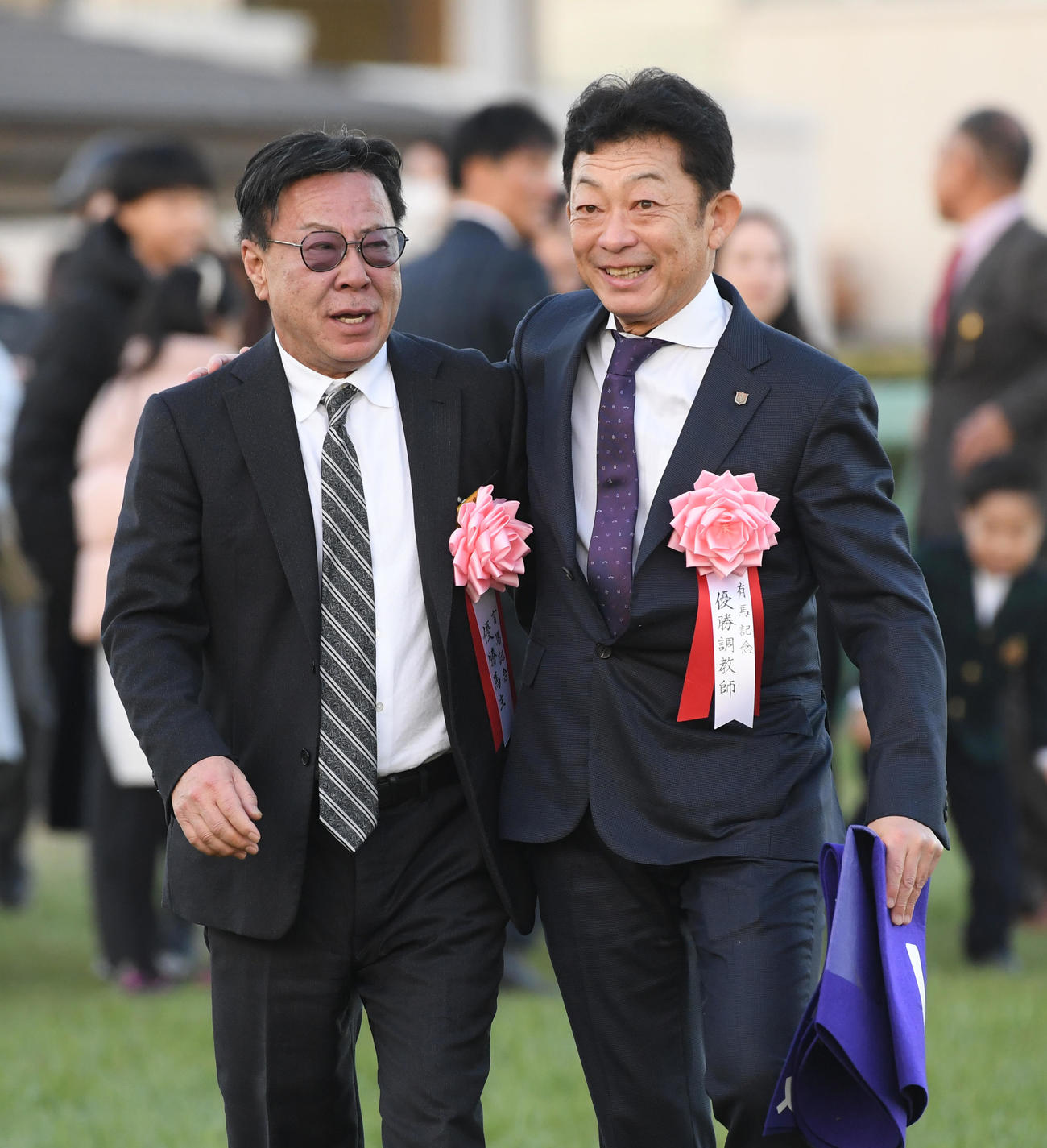 有馬記念を制したドウデュースの松島正昭オーナー（左）は友道師と喜び合う（撮影・柴田隆二）
