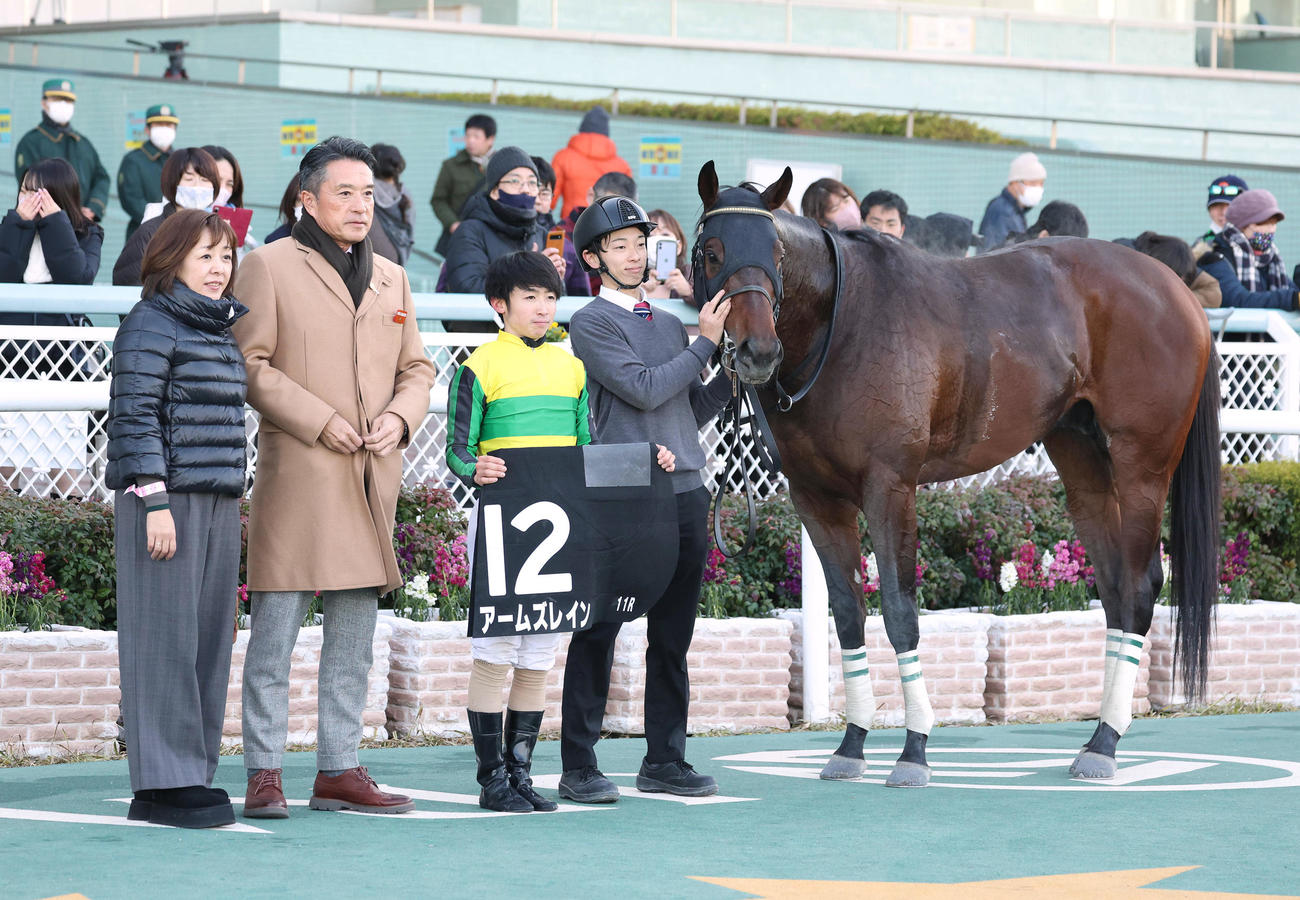 阪神11R、りんくうSを制したアームズレインと口取りに並ぶ松若騎手（右から2人目）（撮影・白石智彦）