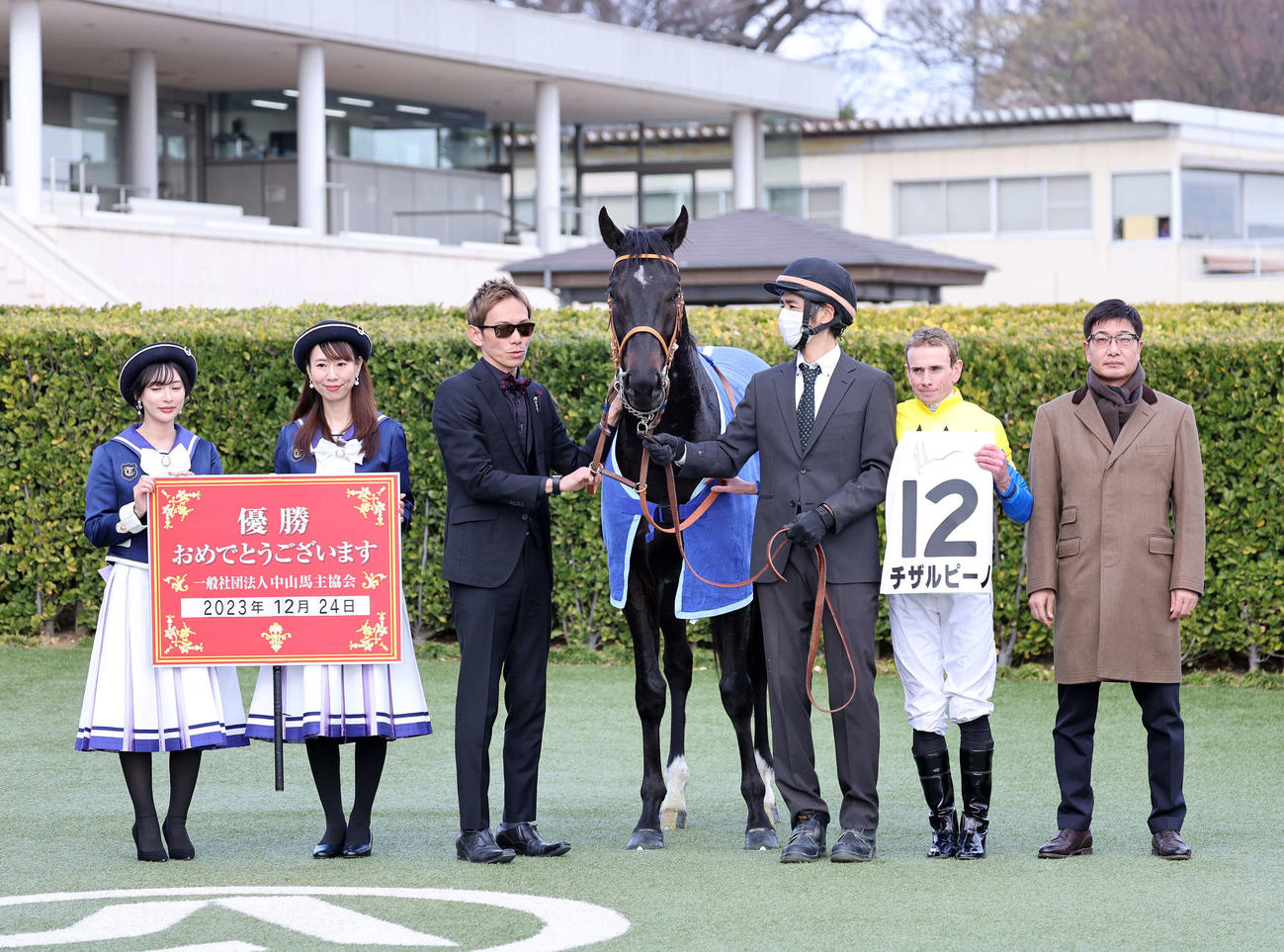 中山6R、新馬戦を制したチザルピーノとR・ムーア騎手（撮影・鈴木正人）
