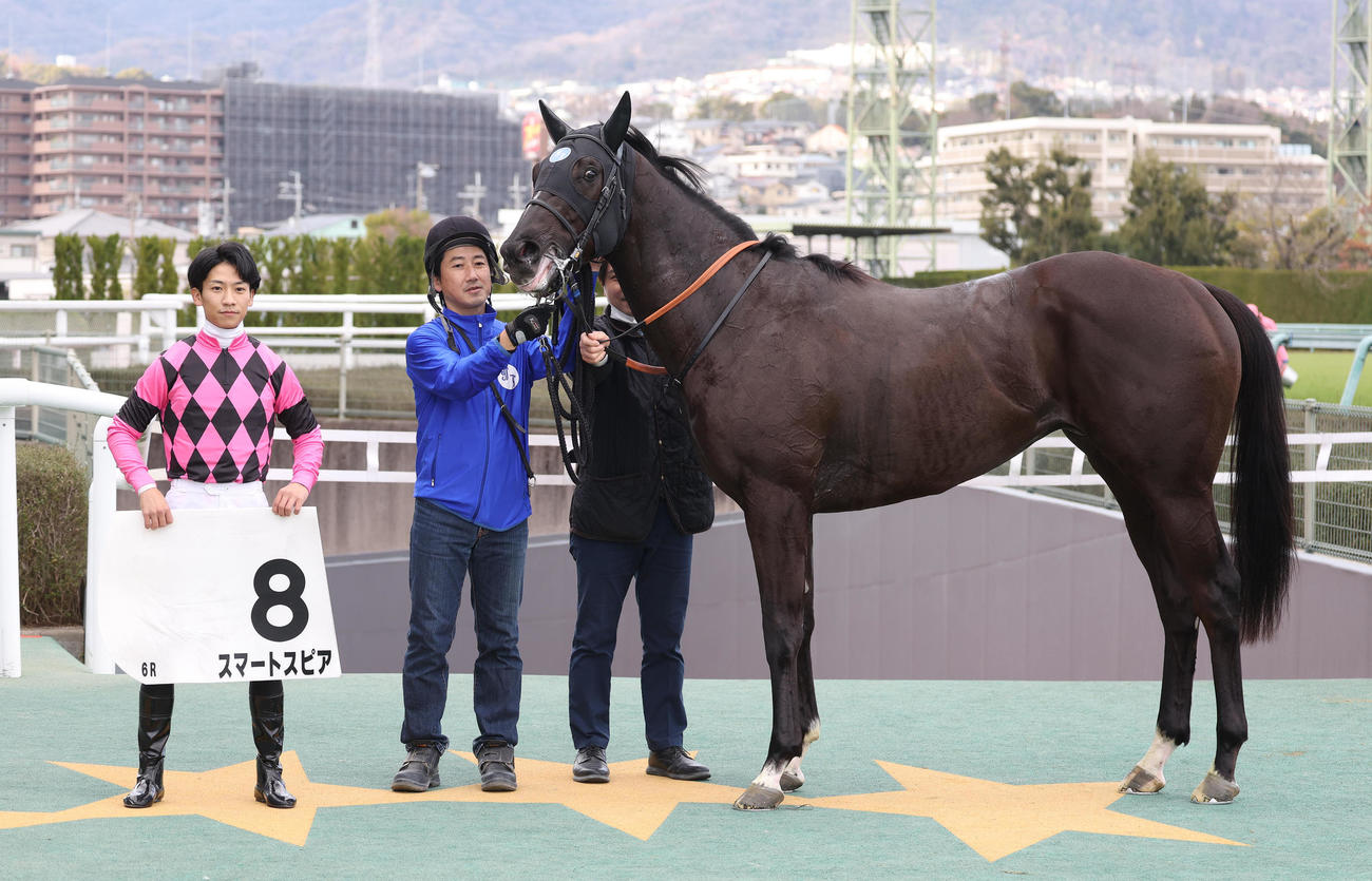 阪神6R、新馬戦を制したスマートスピアと口取りに並ぶ荻野極騎手（左）（撮影・白石智彦）