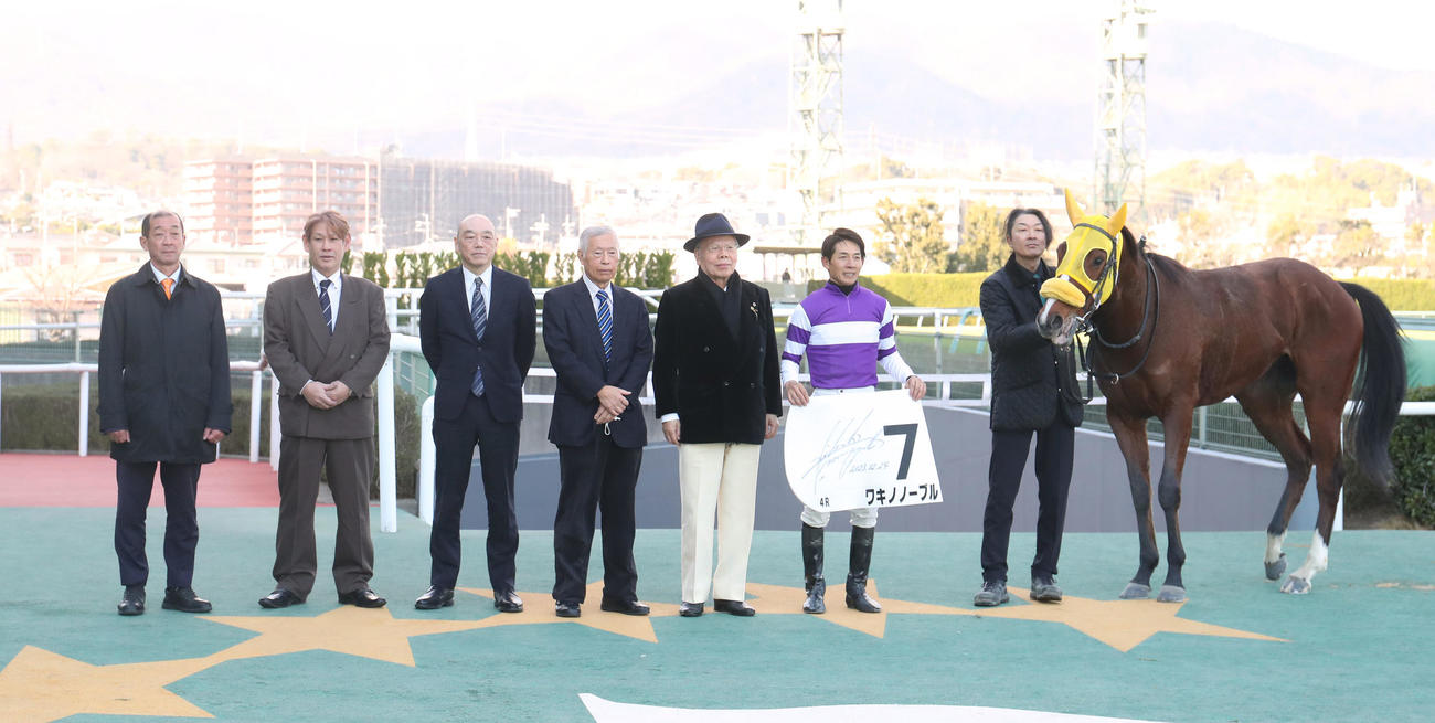 阪神4R、新馬戦を制したワキノノーブルと口取りに並ぶ幸騎手（右から2人目）（撮影・白石智彦）