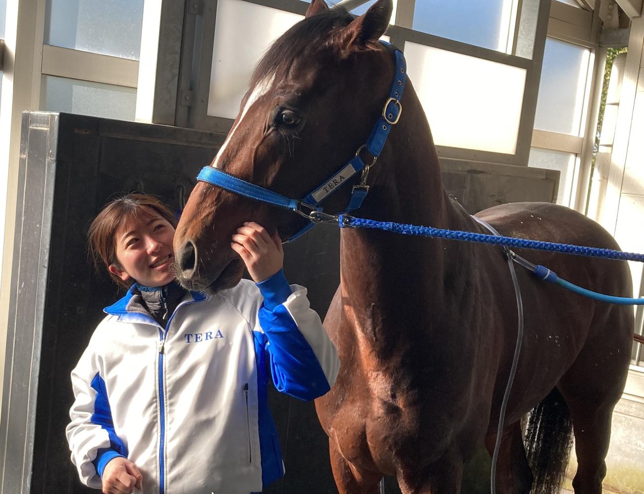 今村聖奈騎手とホルトバージ（2023年12月26日撮影）