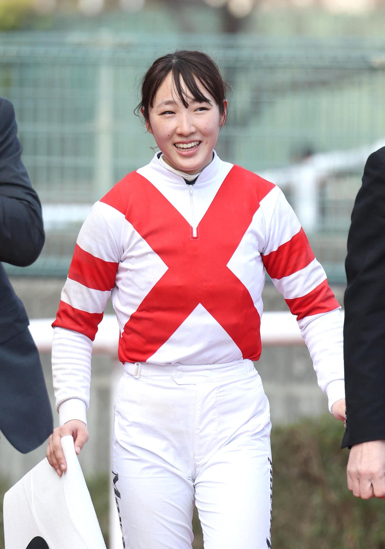 クロダブシで阪神1Rを勝利し笑顔でウイナーズサークルへ向かう永島騎手（撮影・白石智彦）