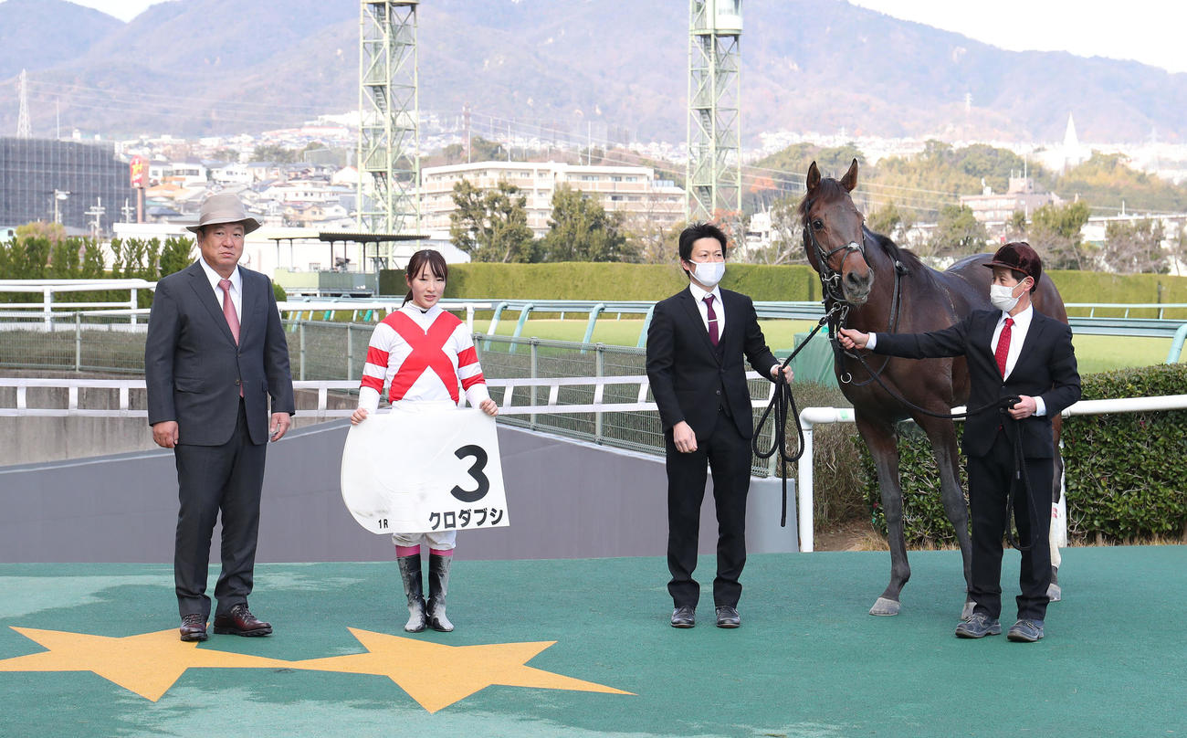クロダブシで阪神1Rを勝利し口取りに並ぶ永島騎手（左から2人目）（撮影・白石智彦）