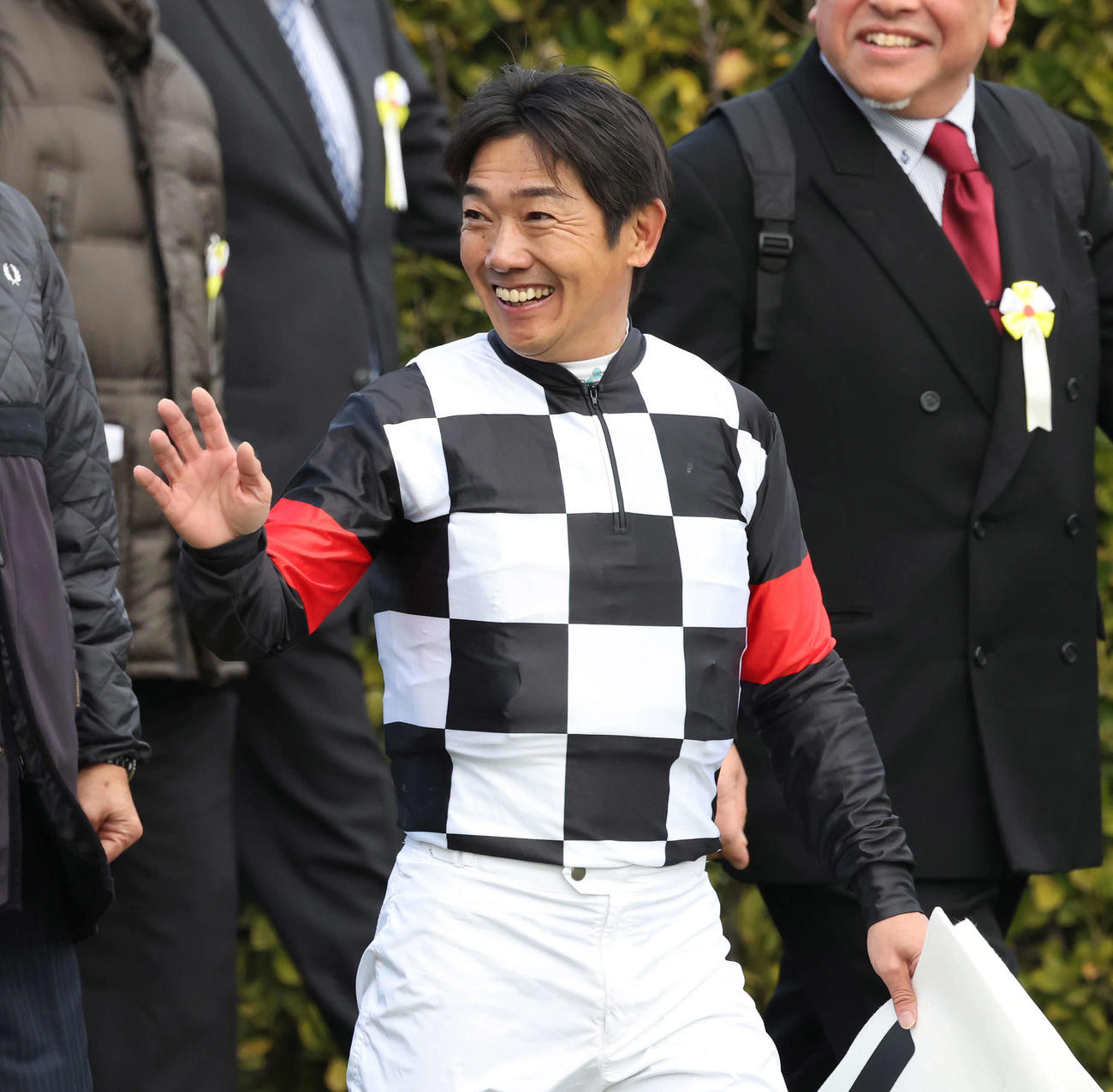 中山2R、マッスルバックで2歳未勝利戦を制してファンの声援に応える田中勝騎手（撮影・丹羽敏通）