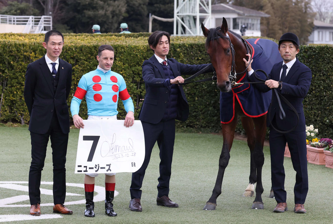 中山5R、2歳新馬戦を制したニュージーズの口取りをする木村師とルメール騎手（撮影・丹羽敏通）