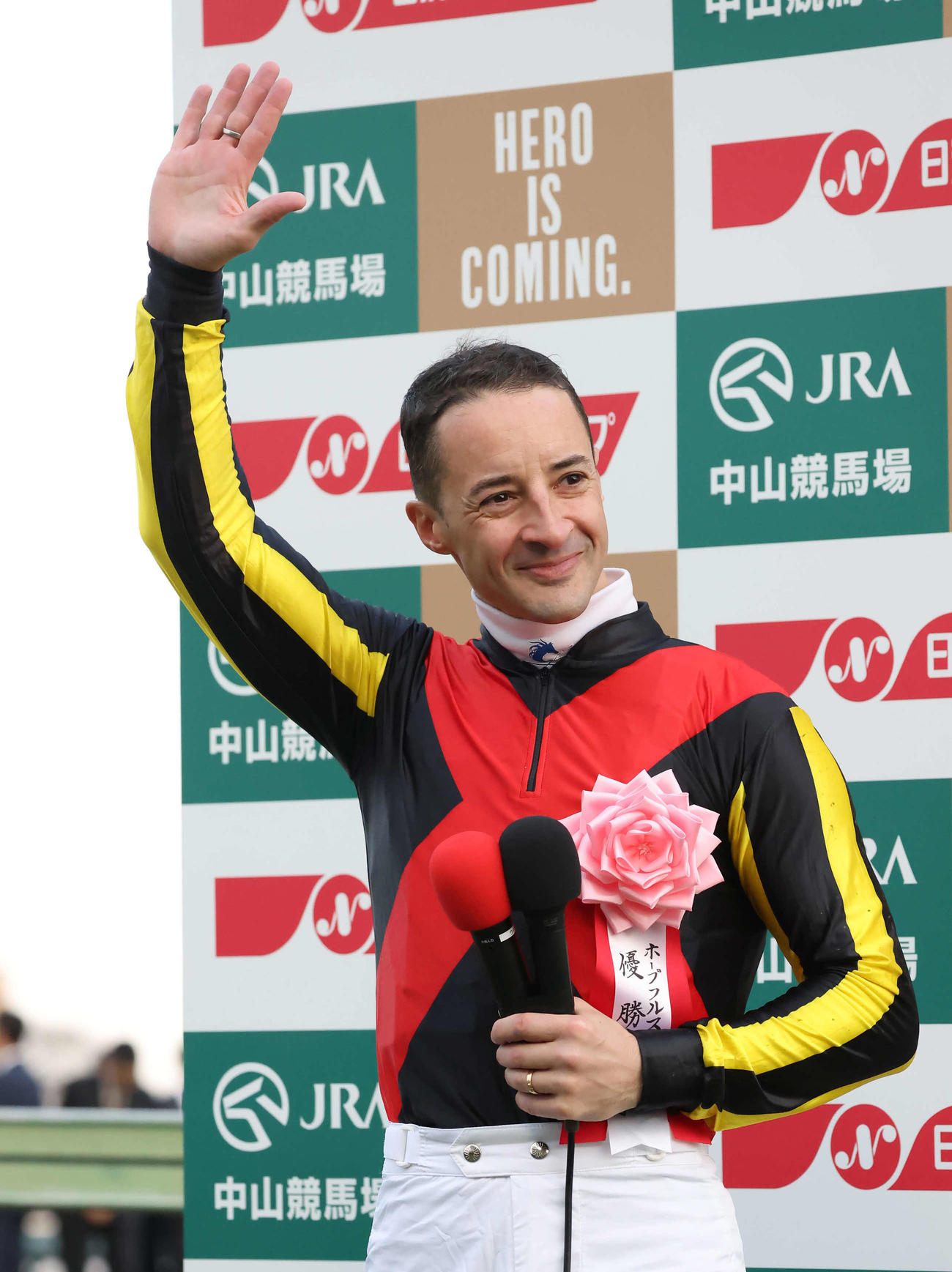 レガレイラでホープフルSを制して声援に応えるルメール騎手（撮影・丹羽敏通）