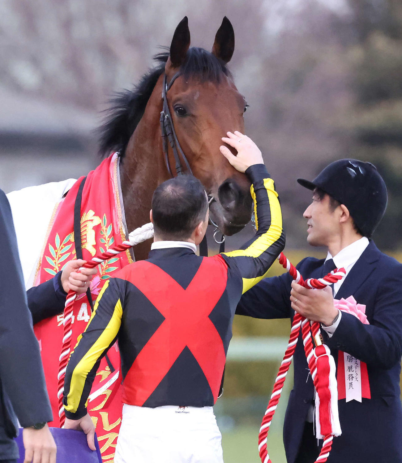レガレイラの頭を何度もなでるルメール騎手（撮影・丹羽敏通）