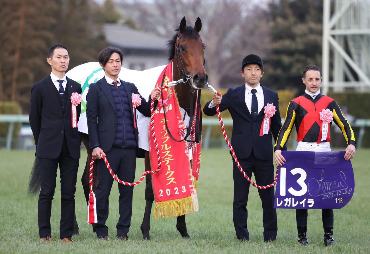 ホープフルSを制したレガレイラの口取りをする木村師（左）とルメール騎手（右）（撮影・丹羽敏通）