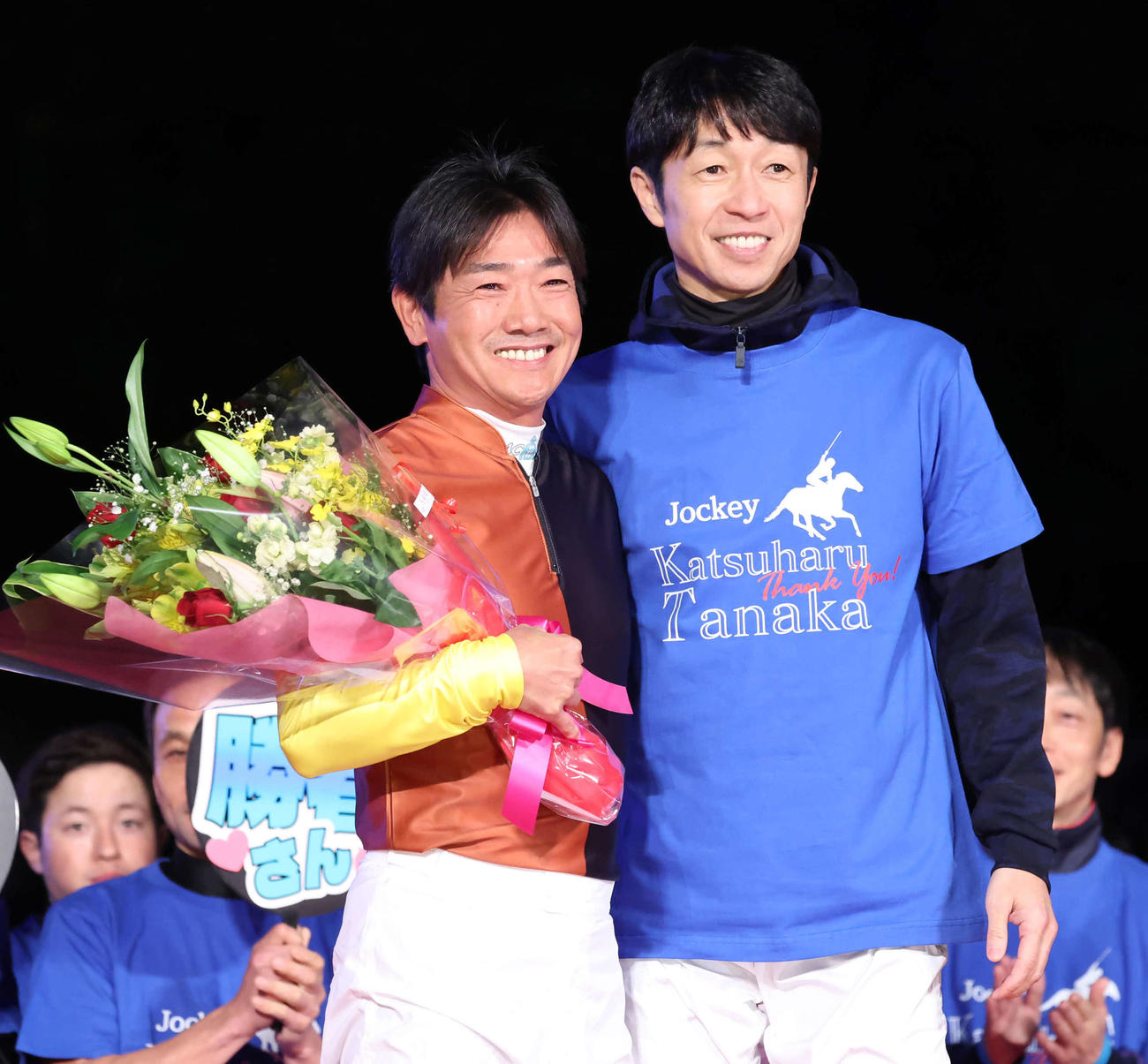 日本騎手クラブ会長の武豊騎手と写真に納まる田中勝騎手（撮影・丹羽敏通）
