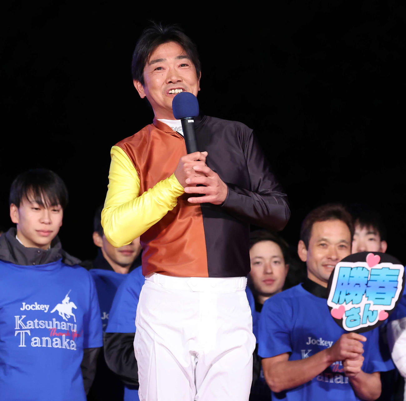 引退式であいさつする田中勝騎手（撮影・丹羽敏通）