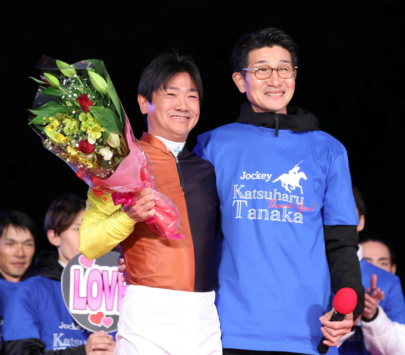 相談役の柴田善騎手と写真に納まる田中勝騎手（撮影・丹羽敏通）