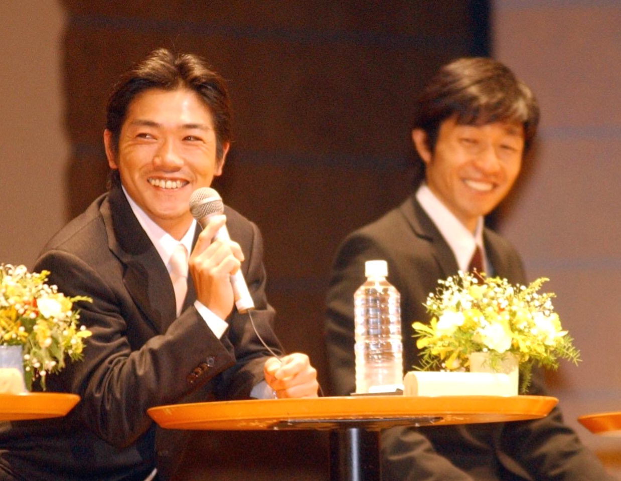 トークショーで笑顔を見せる田中勝春騎手（左）と武豊騎手（2003年撮影）