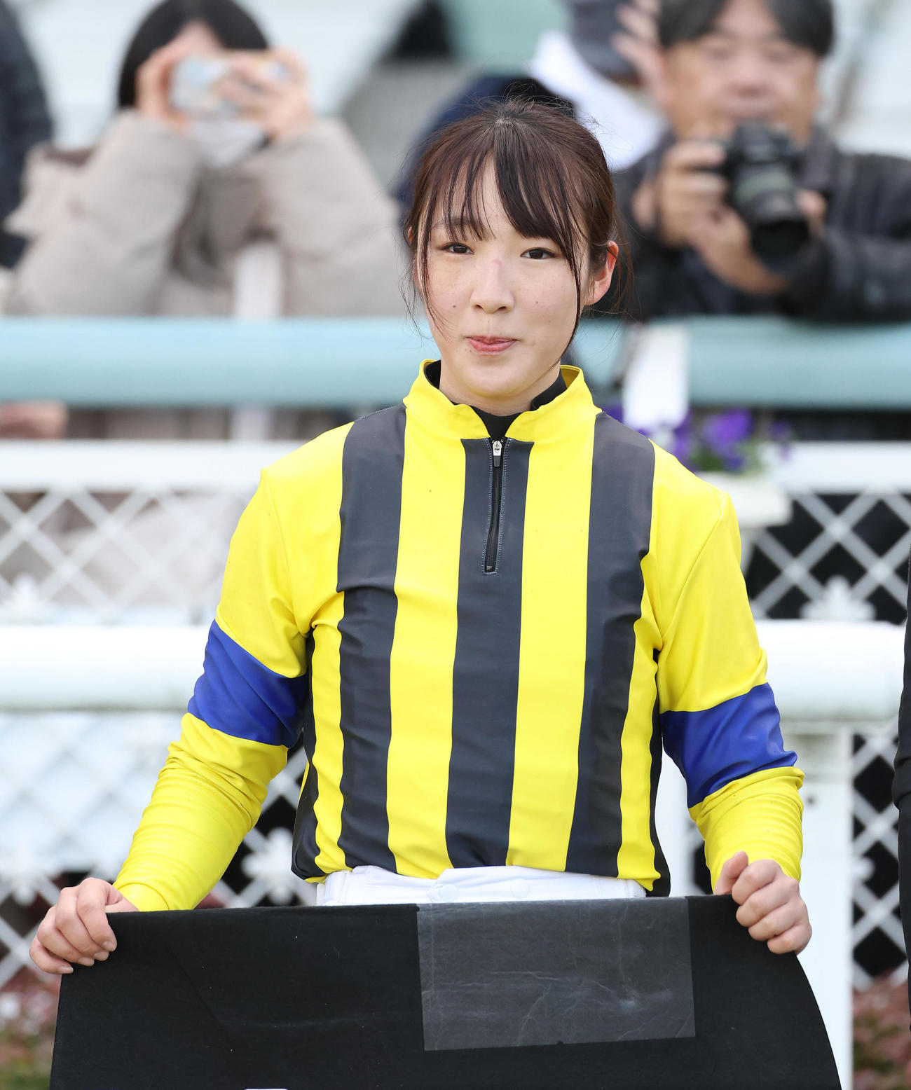 カネフラでフォーチュンCを勝利し口取りに並ぶ永島騎手（撮影・白石智彦）