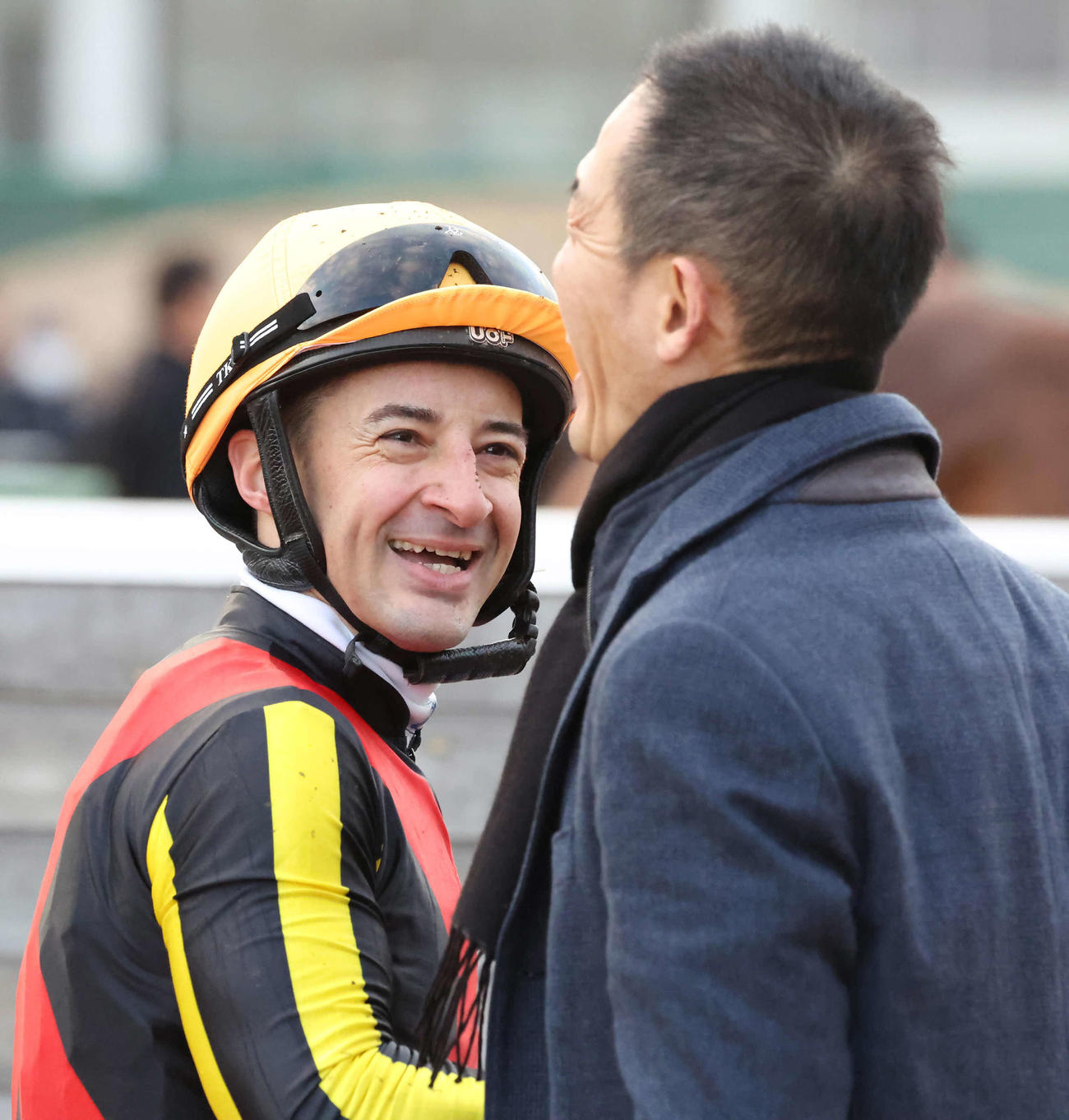 レガレイラでホープフルSを制して喜び合うルメール騎手と木村師（撮影・丹羽敏通）