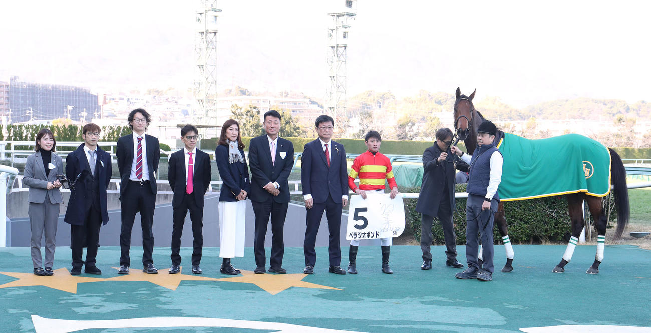 阪神5R、新馬戦を制したベラジオボンドと口取りに並ぶ岩田望騎手（右から3人目）（撮影・白石智彦）