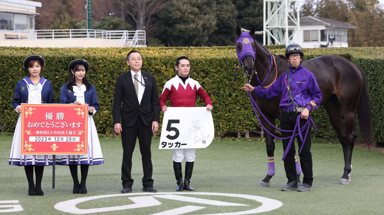 中山6R、新馬戦を制したタッカーの口取りをする永野騎手（撮影・丹羽敏通）