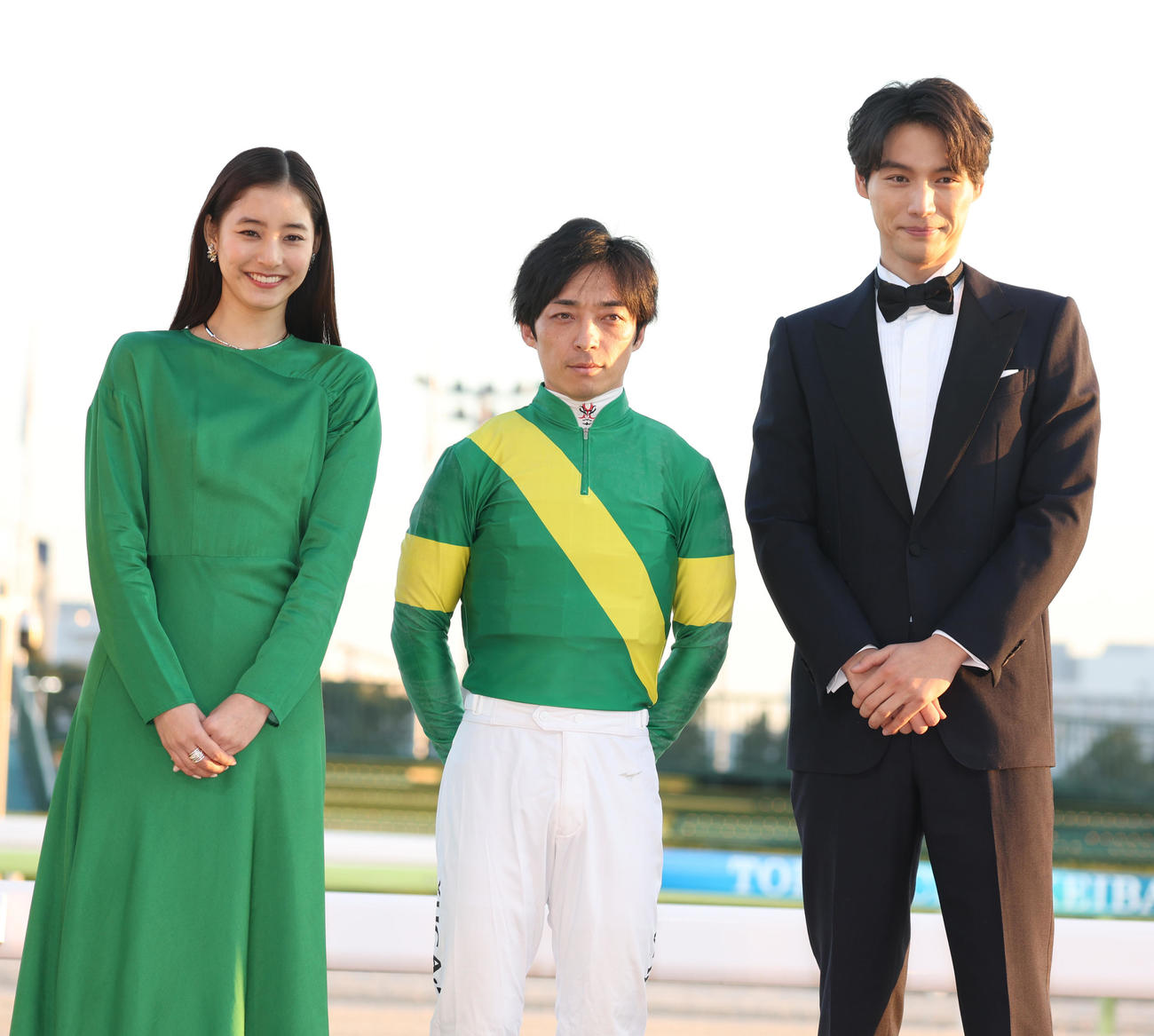 記念撮影する、左から新木優子、川田騎手、福士蒼汰（撮影・中島郁夫）