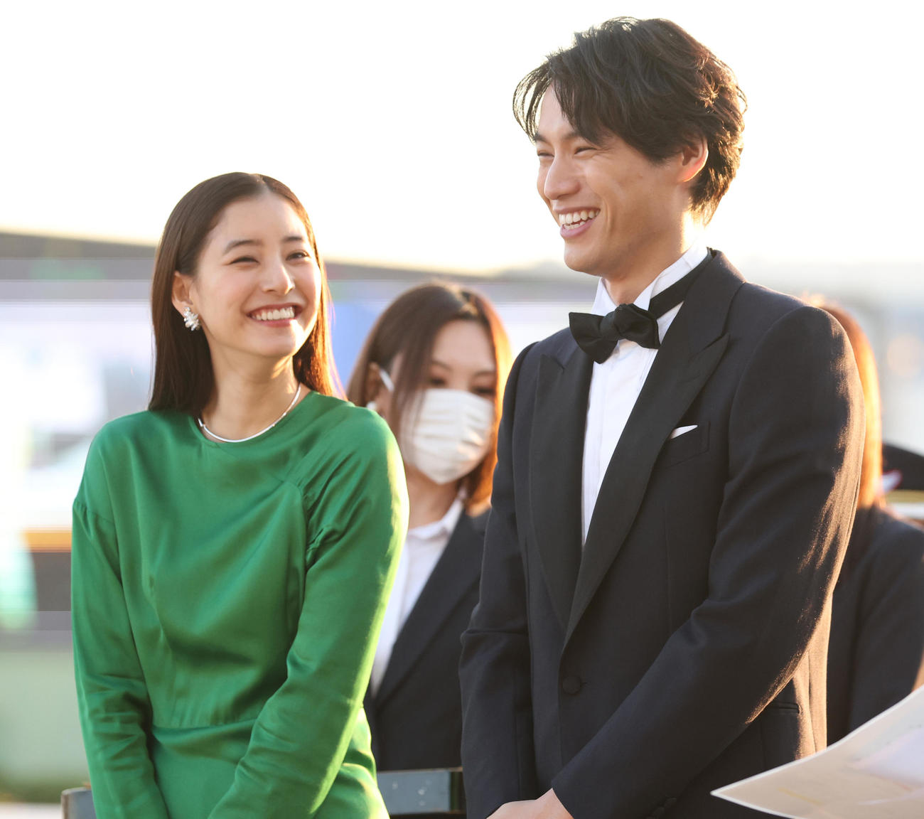 記念撮影するイメージキャラクターの新木優子（左）と福士蒼汰（撮影・中島郁夫）
