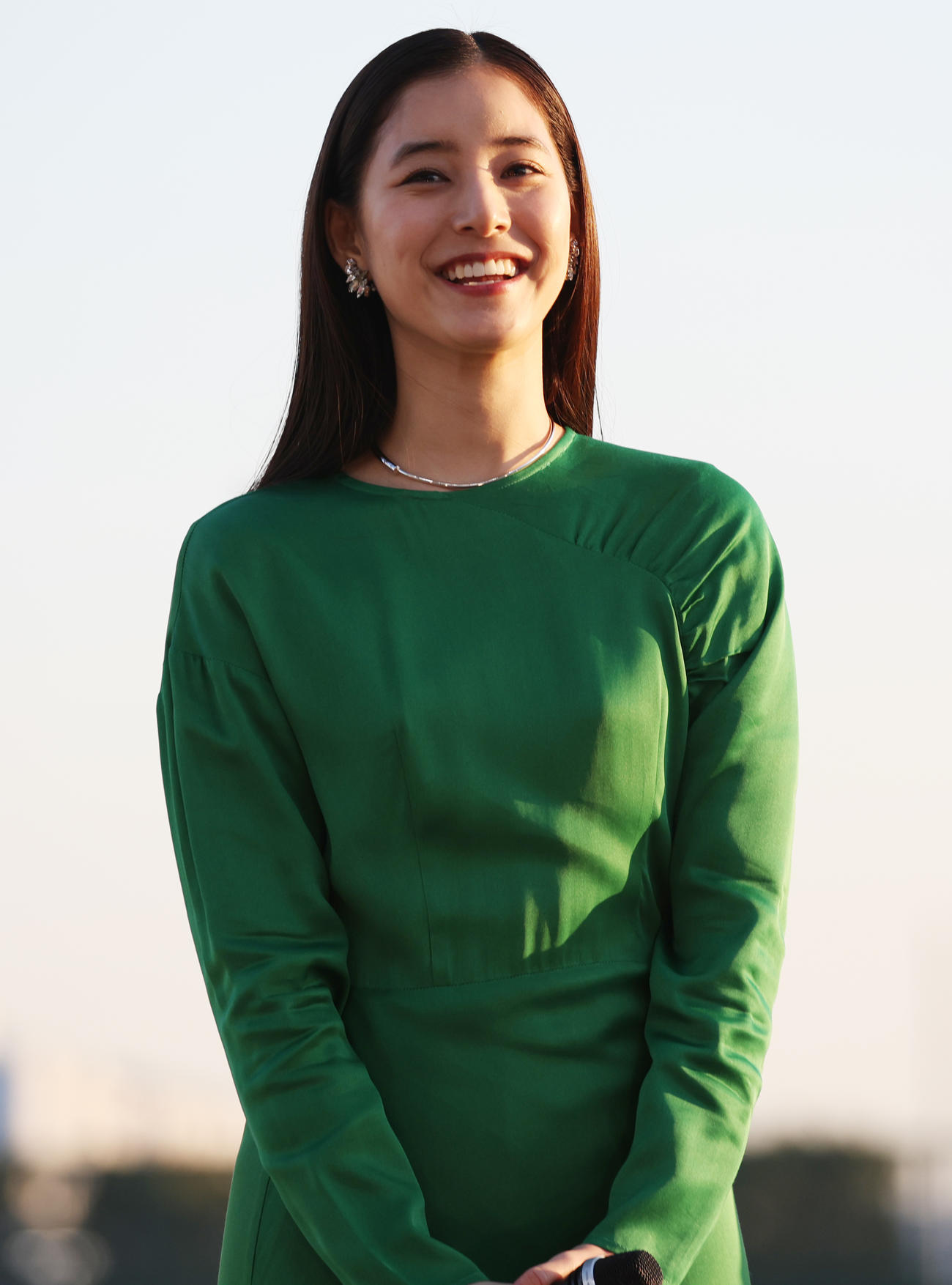 記念撮影するイメージキャラクターの新木優子（撮影・中島郁夫）