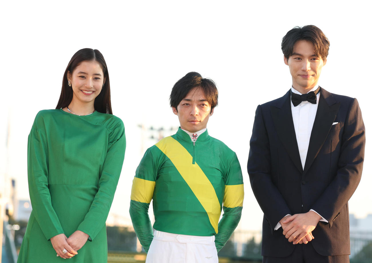 記念撮影する、左から新木優子、川田騎手、福士蒼汰（撮影・中島郁夫）