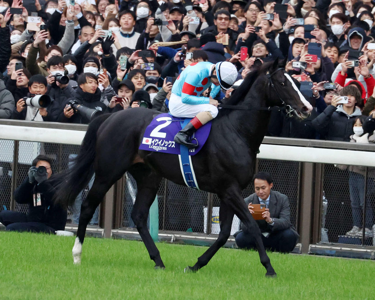 11月26日、ジャパンCを制したイクイノックスとルメール騎手