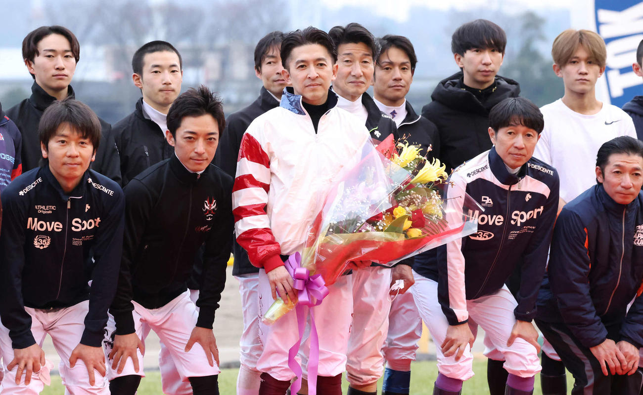 2月19日、引退式で騎手仲間と写真に納まる福永騎手