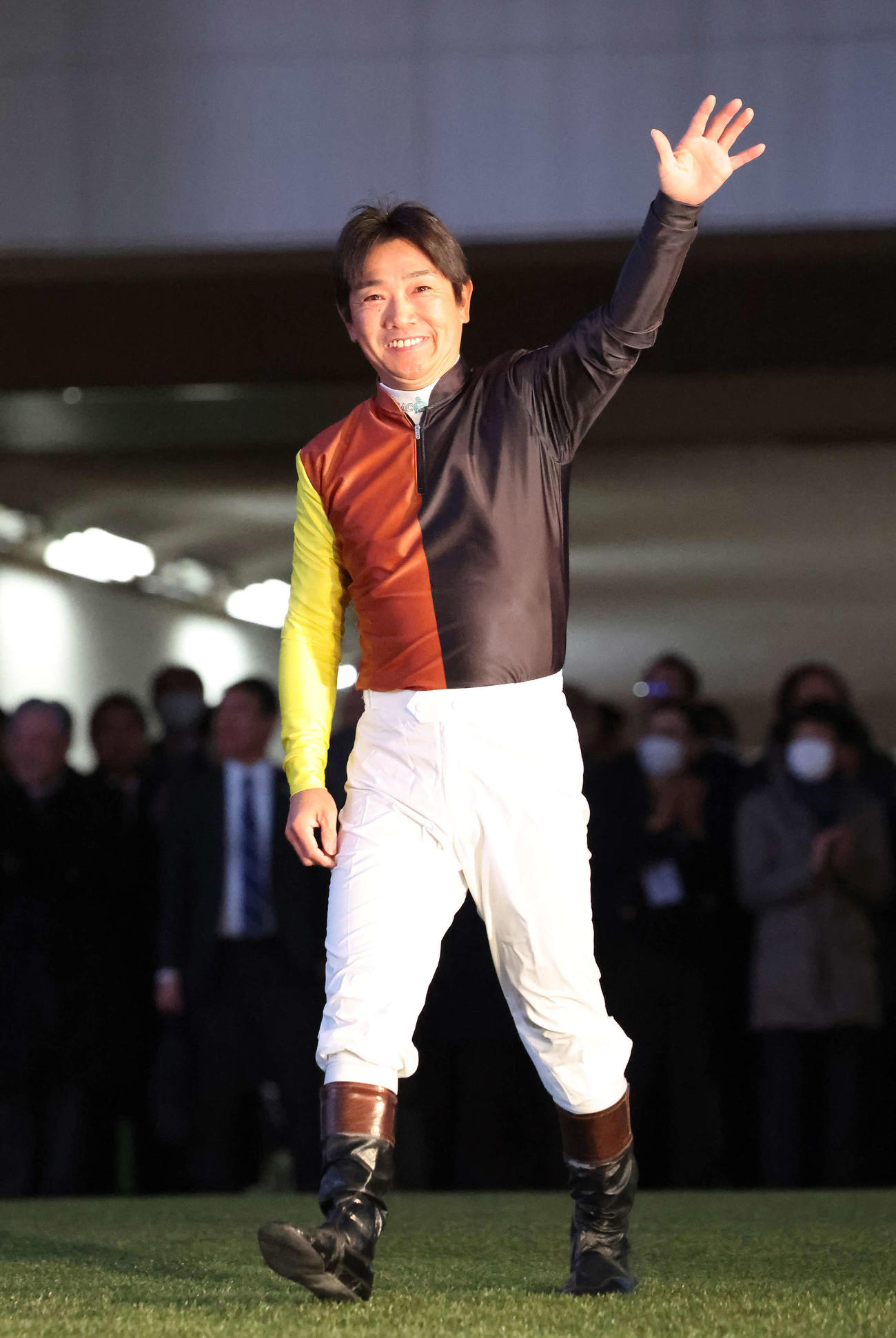 12月28日、引退式で観客に手を振る田中勝騎手