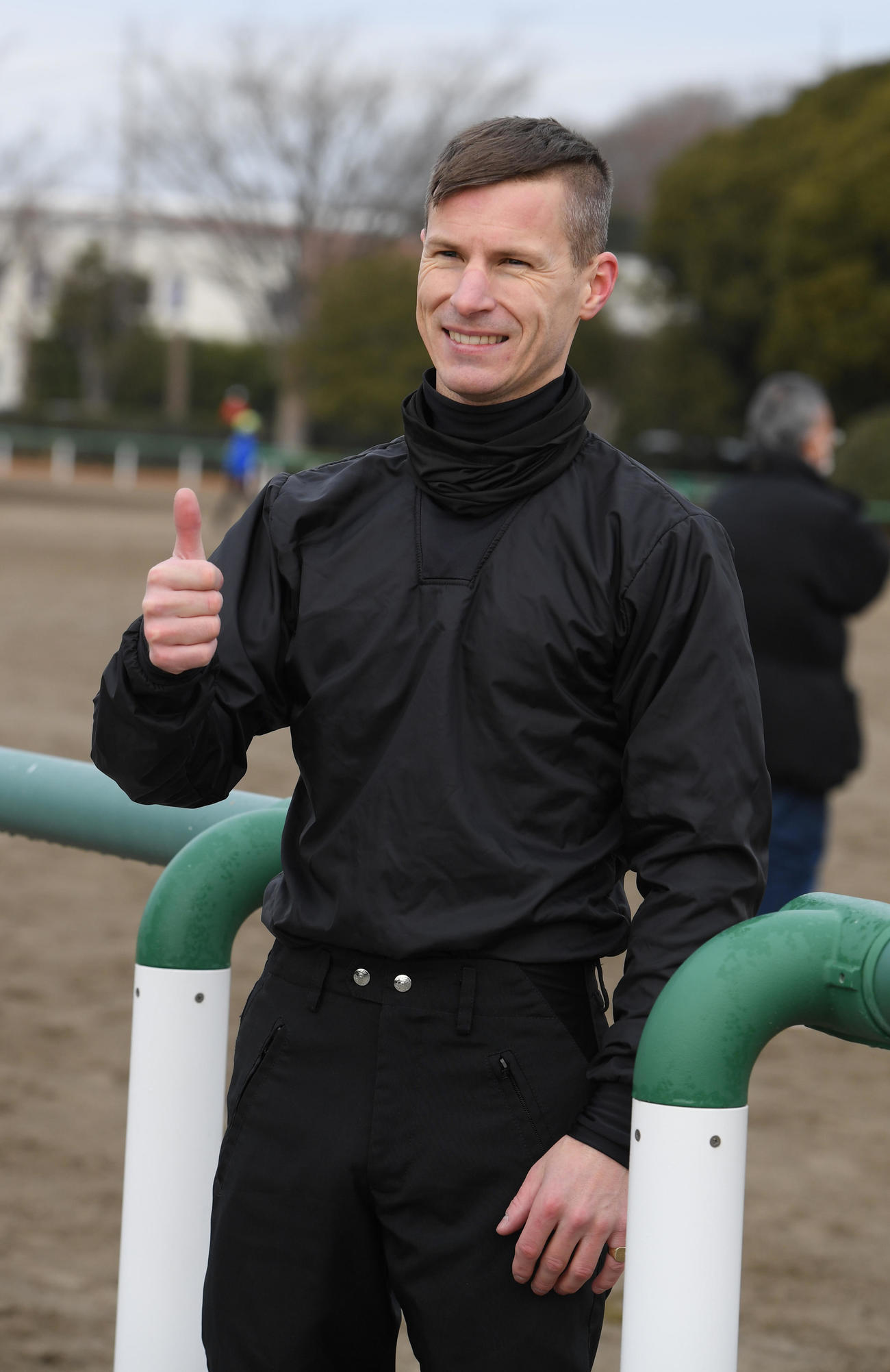 サムアップを決めるリチャード・キングスコート騎手（撮影・柴田隆二）