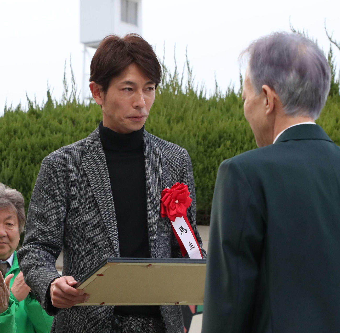 馬主の代理で表彰を受ける和田竜二騎手