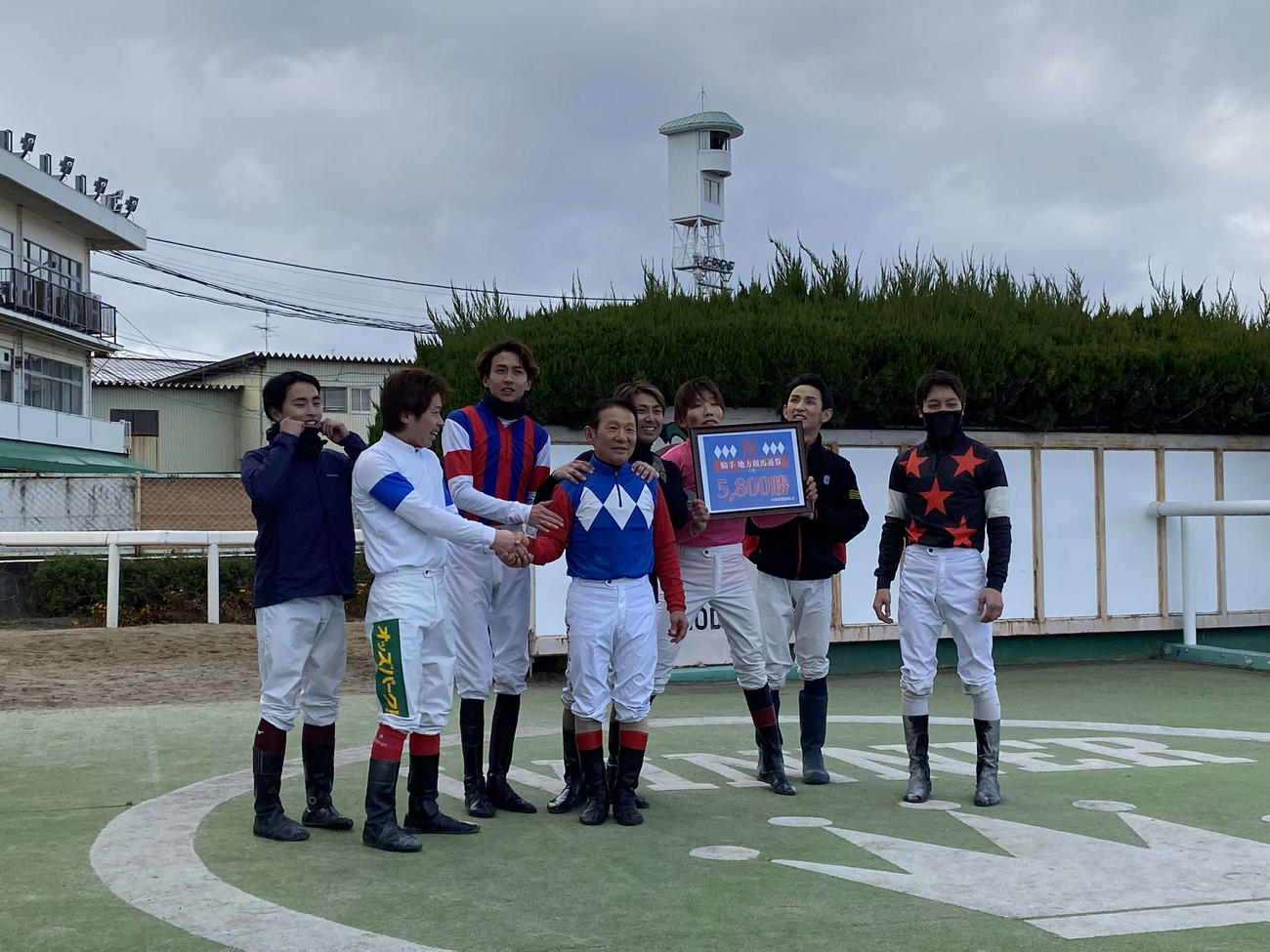 地方通算5800勝を達成した川原正一騎手（左から4人目）