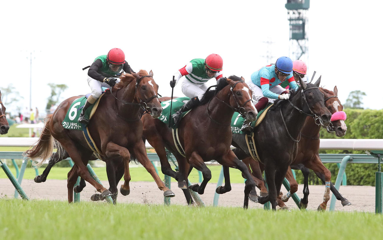 ゴール前大接戦を制して中京記念に勝利したグルーヴィット（左から2頭目）（2019年7月21日撮影）