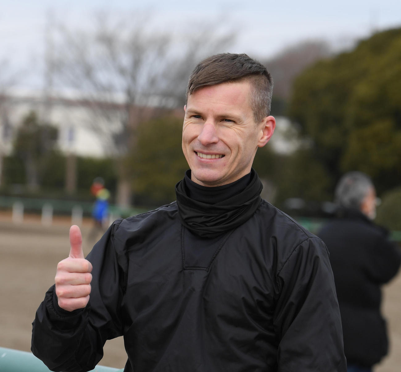 サムズアップを決めるリチャード・キングスコート騎手（撮影・柴田隆二）