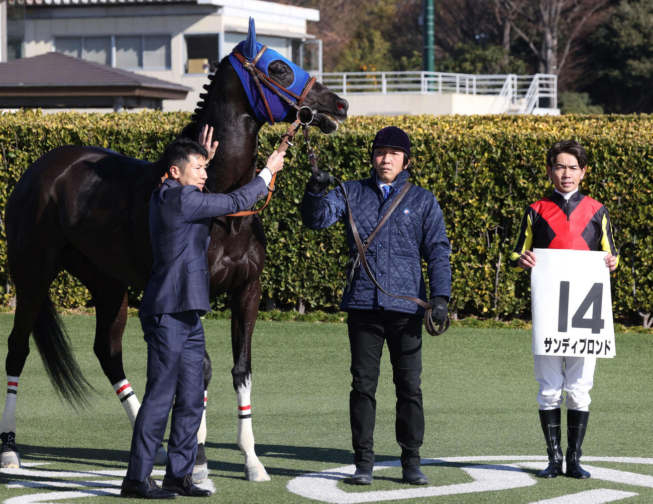 中山1R、3歳未勝利戦を制したサディブロンドの口取りをする田中博師と戸崎騎手（撮影・丹羽敏通）